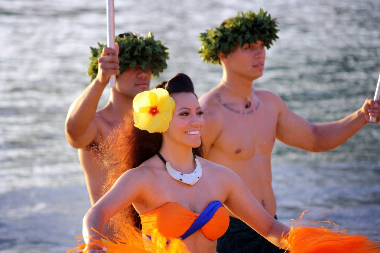 Aloha vibes Inspiring outfits for your Hawaiian Luau party